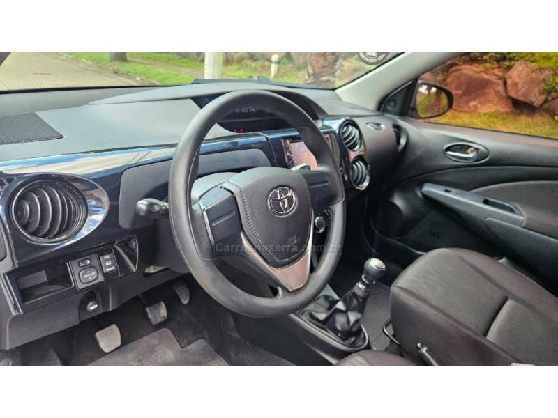 TOYOTA - ETIOS - 2017/2018 - Prata - R$ 53.700,00