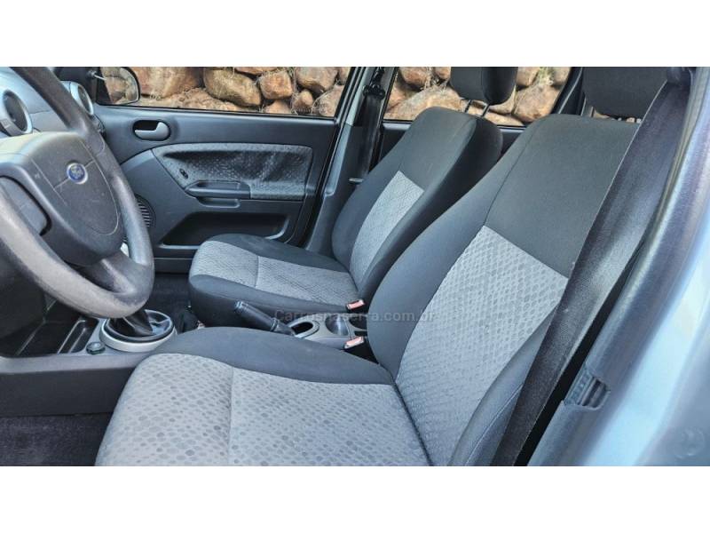 FORD - FIESTA - 2012/2013 - Prata - R$ 33.900,00