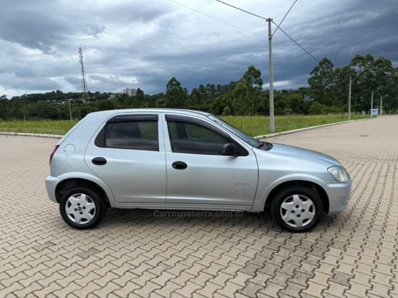 CHEVROLET - CELTA - 2010/2011 - Prata - R$ 29.900,00