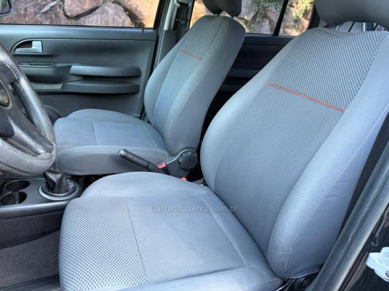 VOLKSWAGEN - FOX - 2009/2010 - Preta - R$ 27.900,00