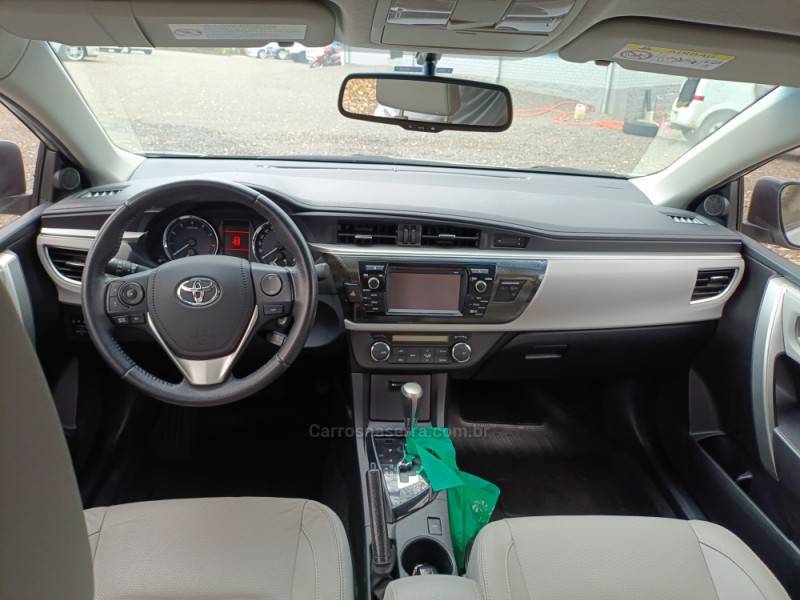 TOYOTA - COROLLA - 2016/2017 - Prata - R$ 96.900,00