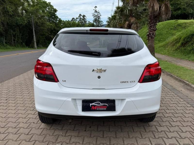 CHEVROLET - ONIX - 2013/2014 - Branca - R$ 52.900,00