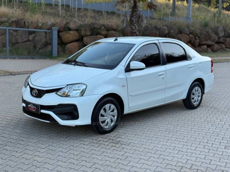 TOYOTA - ETIOS - 2017/2018 - Branca - R$ 111.727,00
