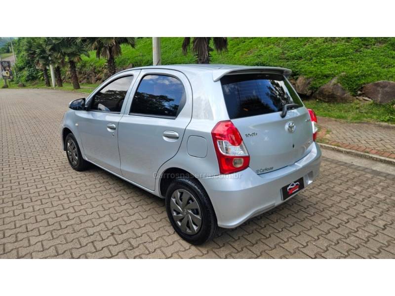 TOYOTA - ETIOS - 2017/2018 - Prata - R$ 53.700,00