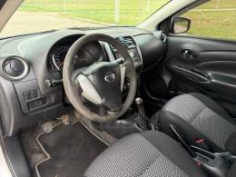 NISSAN - VERSA - 2015/2016 - Prata - R$ 27.900,00