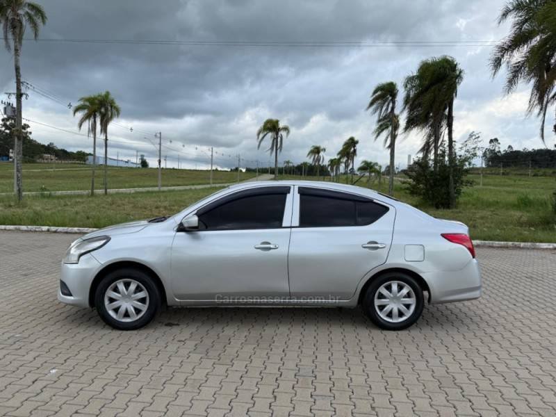NISSAN - VERSA - 2015/2016 - Prata - R$ 27.900,00