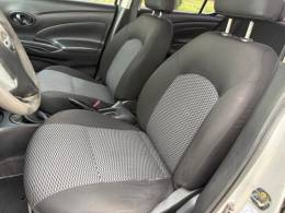 NISSAN - VERSA - 2015/2016 - Prata - R$ 27.900,00